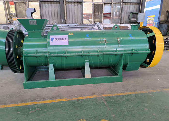 Γεννητικό κόκκωμα για την κόκκωση οργανικών υλικών όπως άχυρα, φυτικά υπολείμματα και φουλβικό οξύ